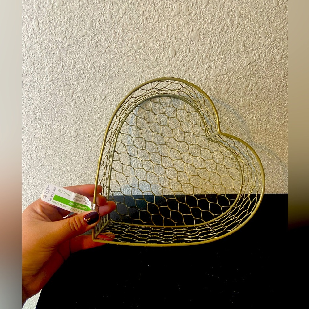 Gold color heart wire decoration